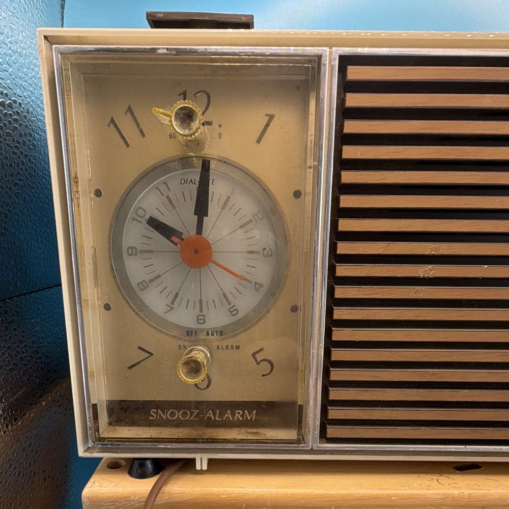Zenith Model N519 Tube Radio Alarm Clock Snooz-Alarm radio works . Clock unsure